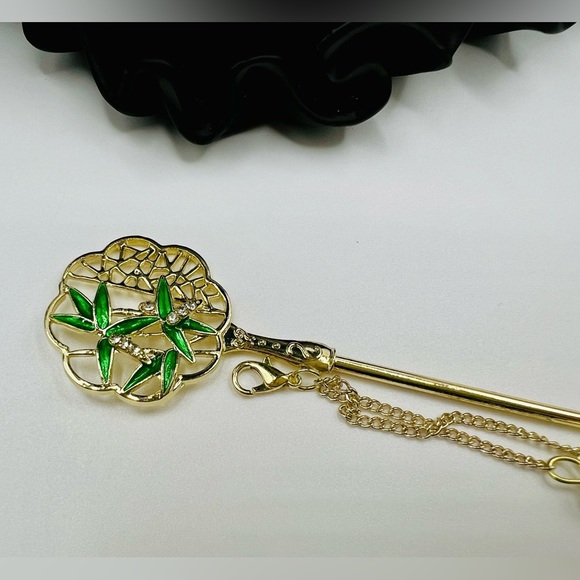 Elegant Gold Hairpin with Green Leaf Design - Picture 2 of 4
